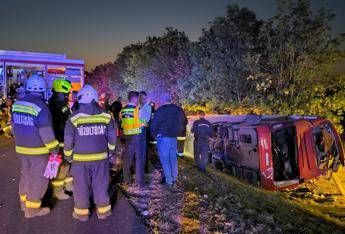 Ungheria, autobus si ribalta e finisce in un fossato: 12 morti e 10 feriti