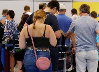 Usa, operai tranciano cavo della fibra ottica in un cantiere: voli sospesi nei principali aeroporti della costa orientale