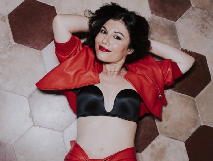 “Vuoto Cosmico”, Giusy Ferreri cambia pelle e riparte da sé - Zetatielle Magazine - giusyferreri_ph_virginiabettoja_be_8523 giusy ferreri - vuoto cosmico - la cantante indossa un completo di pelle rossa e un reggiseno nero