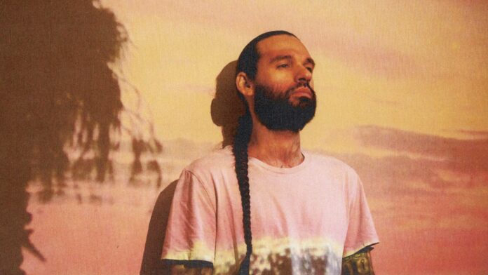 Where We’re from the Birds Sing a Pretty Song, il nuovo album di Metcalfa - Zetaielle Magazine metcalfa in primo piano, indossa una t-shirt bianca