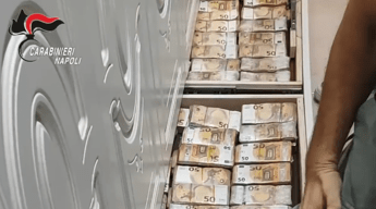 Blitz anticamorra a Napoli, nascosti nel muro Rolex e banconote per più di 3 milioni di euro: la scoperta