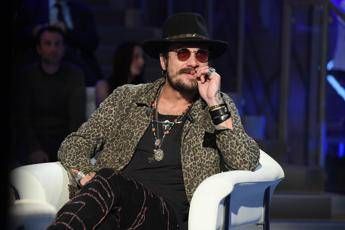 Osvaldo in ripresa, la nota della famiglia fa chiarezza: “Sta bene ed è lucido”