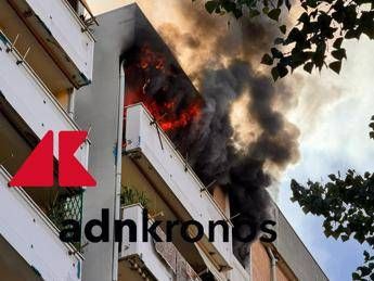 Roma, violento incendio in un palazzo: salvate tre persone, disperso inquilino appartamento in fiamme