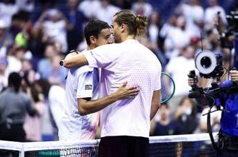 Zverev cade, Sonego lo aiuta a rialzarsi: fair play agli US Open