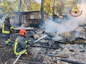Vasto incendio in un campeggio a Peschiera del Garda: 24 feriti